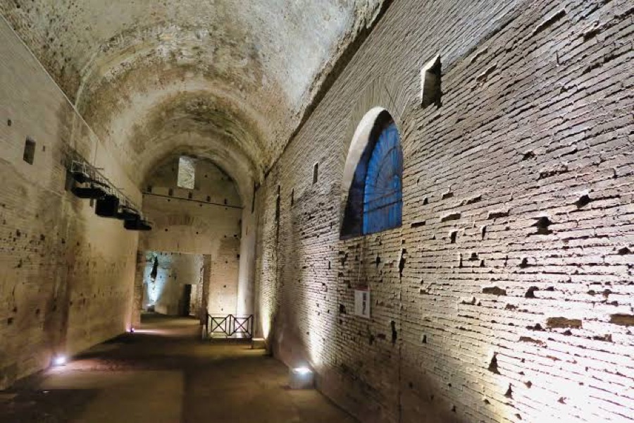 Criptoportico sotterraneo della Domus Aurea illuminato con luci radenti